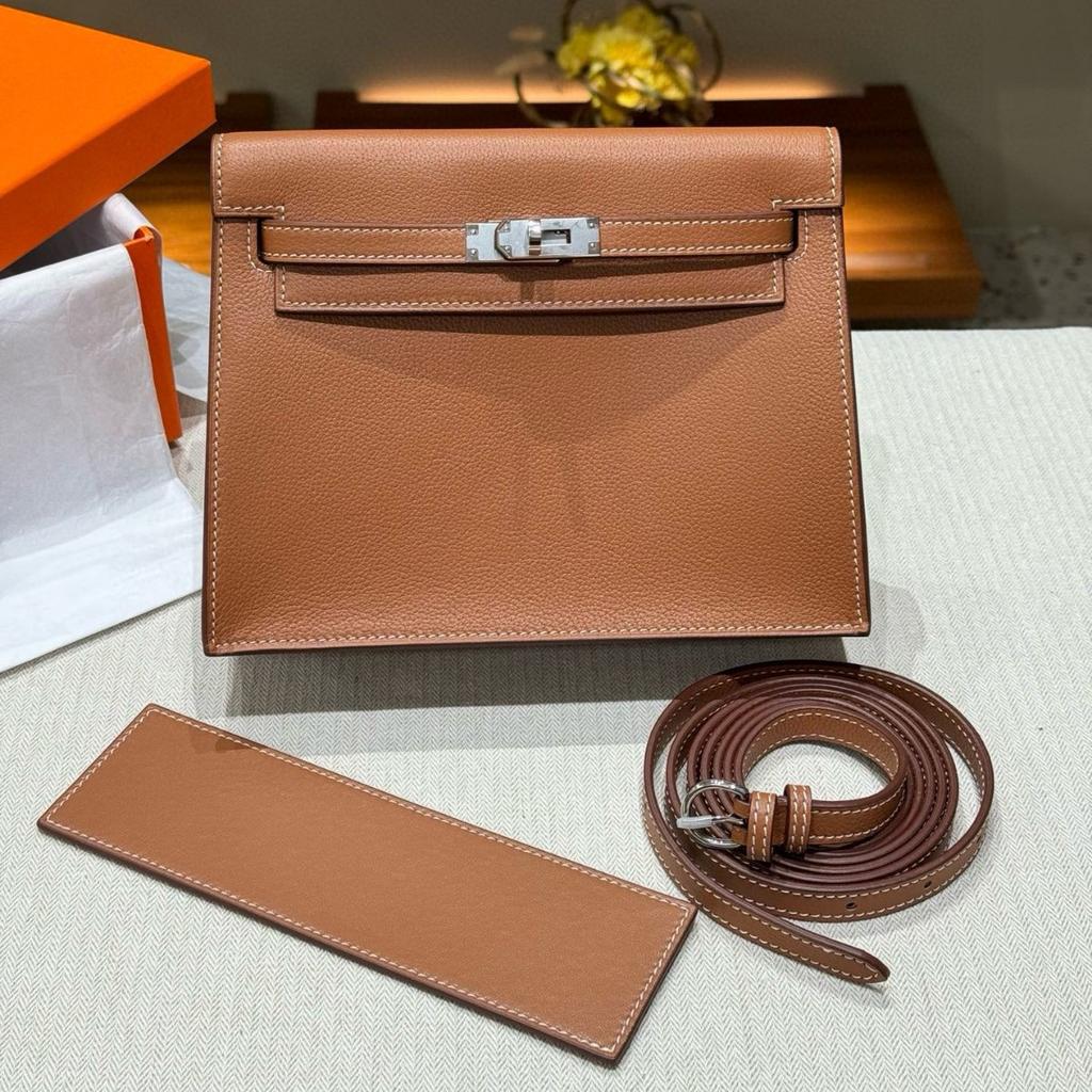 Selected leather dance bag, backpack, messenger bag, dinner bag, exquisite clutch bag, underarm shoulder bag.
