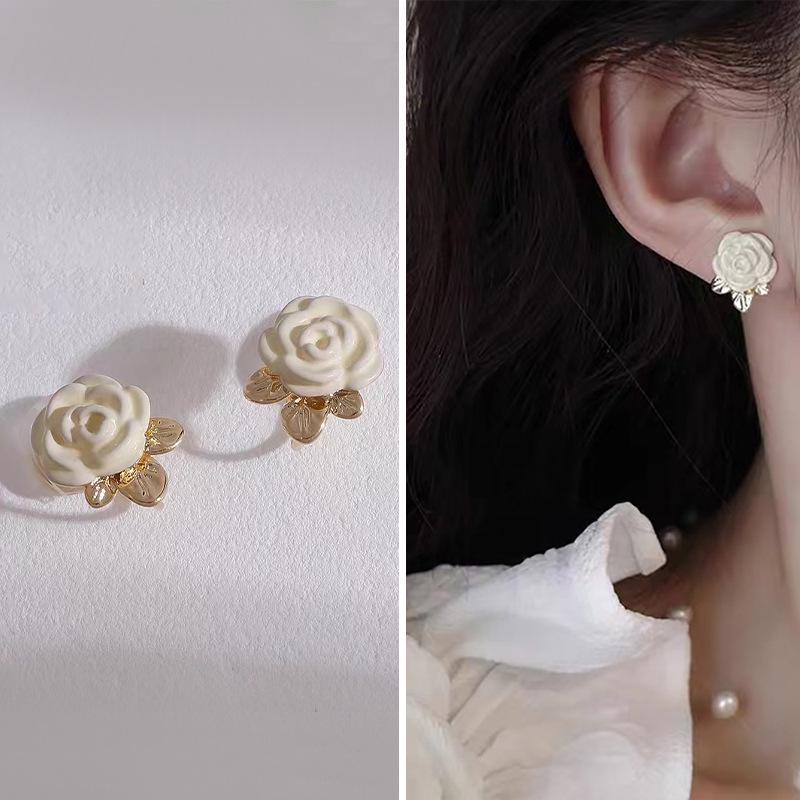 French Retro Pearl Clip-On Earrings: Mosquito Coil Design, Hong Kong Niche Style, No Piercing Needed, Women's High-End Fashion Accessories.