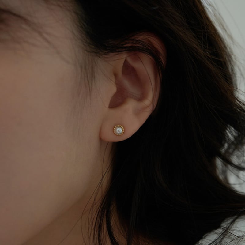 Dawn of Me Petite Fleur Pearl Earring