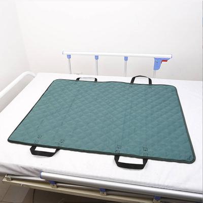 Poziționarea tampoanelor de pat pentru repoziționarea foii de diapozitiv pentru pacienți vârstnici