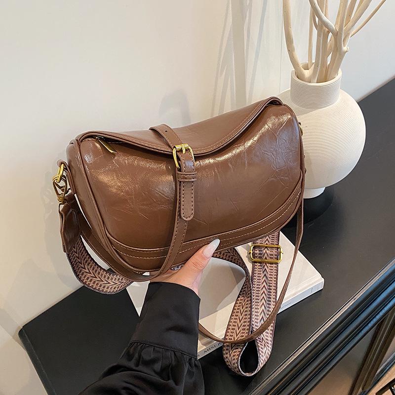 Niche Women's Retro Crossbody Dumpling Bag - 2025 Autumn/Winter Collection, Versatile High-End Shoulder Bag.