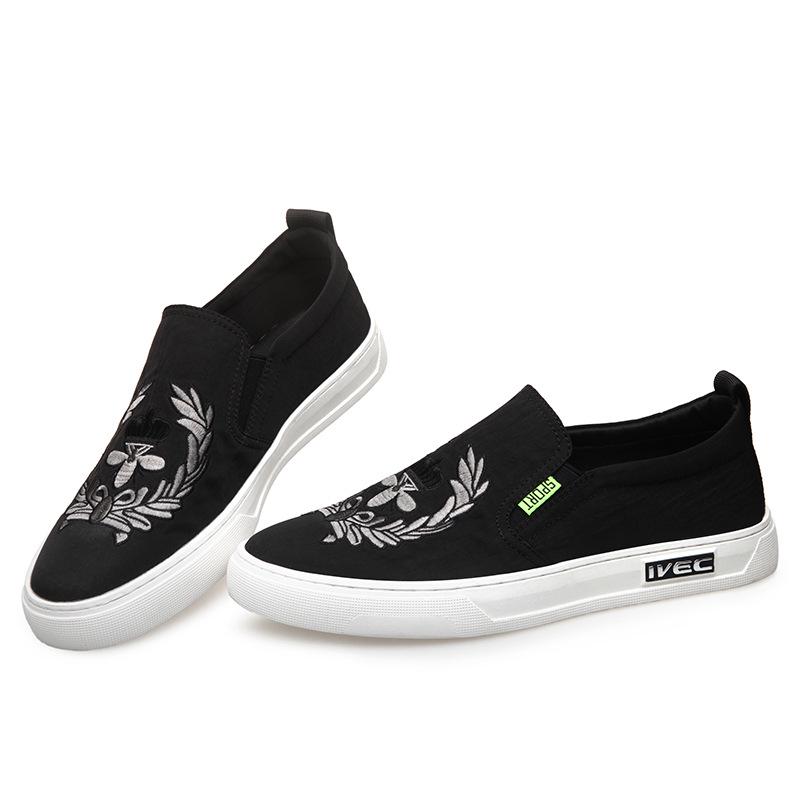 Korean Style Men's Trendy Loafers: Breathable Mesh, Embroidery, Slip-on Casual Shoes for Spring & Autumn.