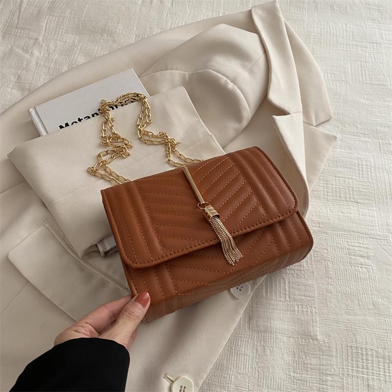 Stylish And Minimalist Women's Crossbody Bag With Trendy Chain Detail For Casual Use