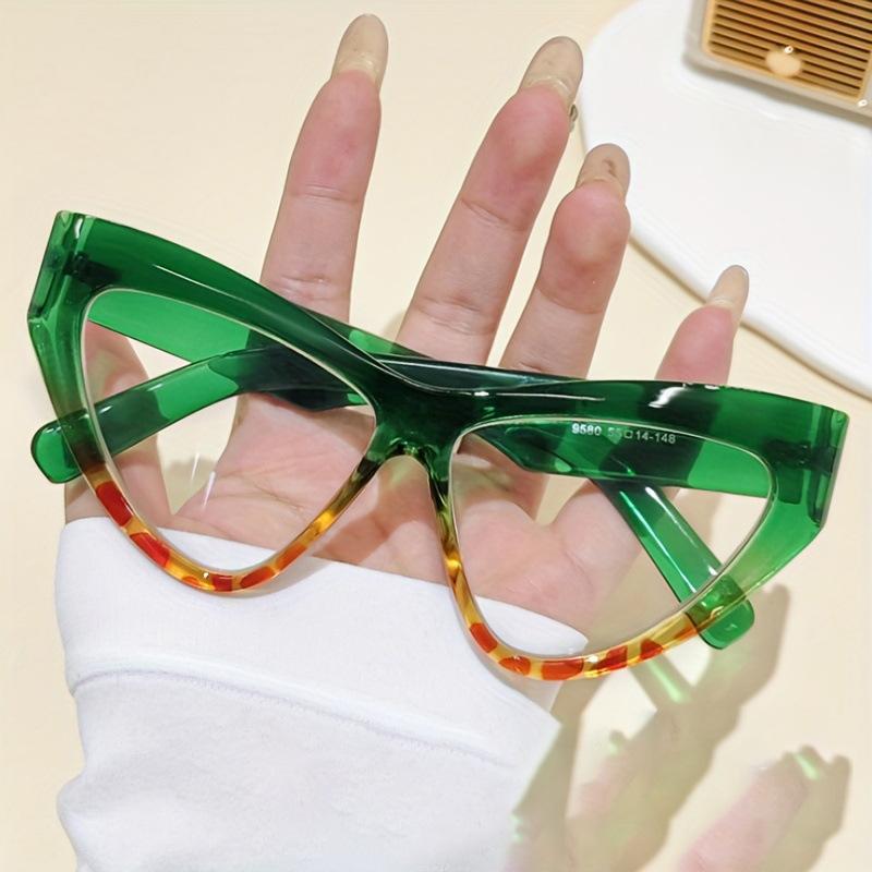 New European and American retro triangular cat eye sunglasses niche trendy cool and thin seaside vacation UV-proof sunglasses
