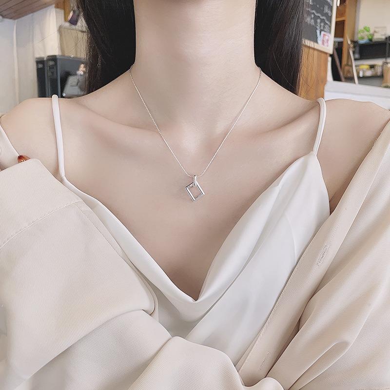 

Прямоугольный кулон из стерлингового серебра с цепочкой на ключице.