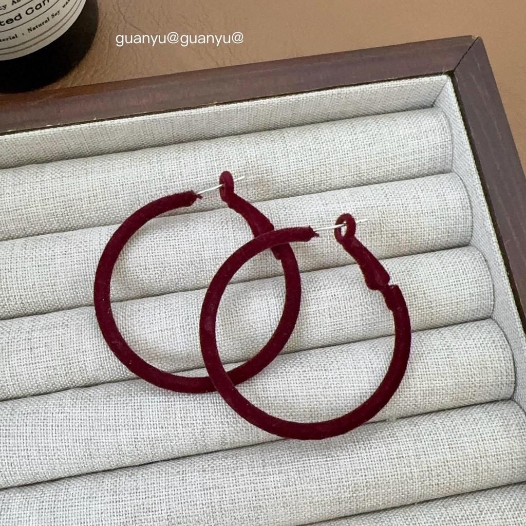 Chic Flocked Circular Pendant Stud Earrings: Light Luxury, Unique Personality, Versatile for Fashion-Forward Women