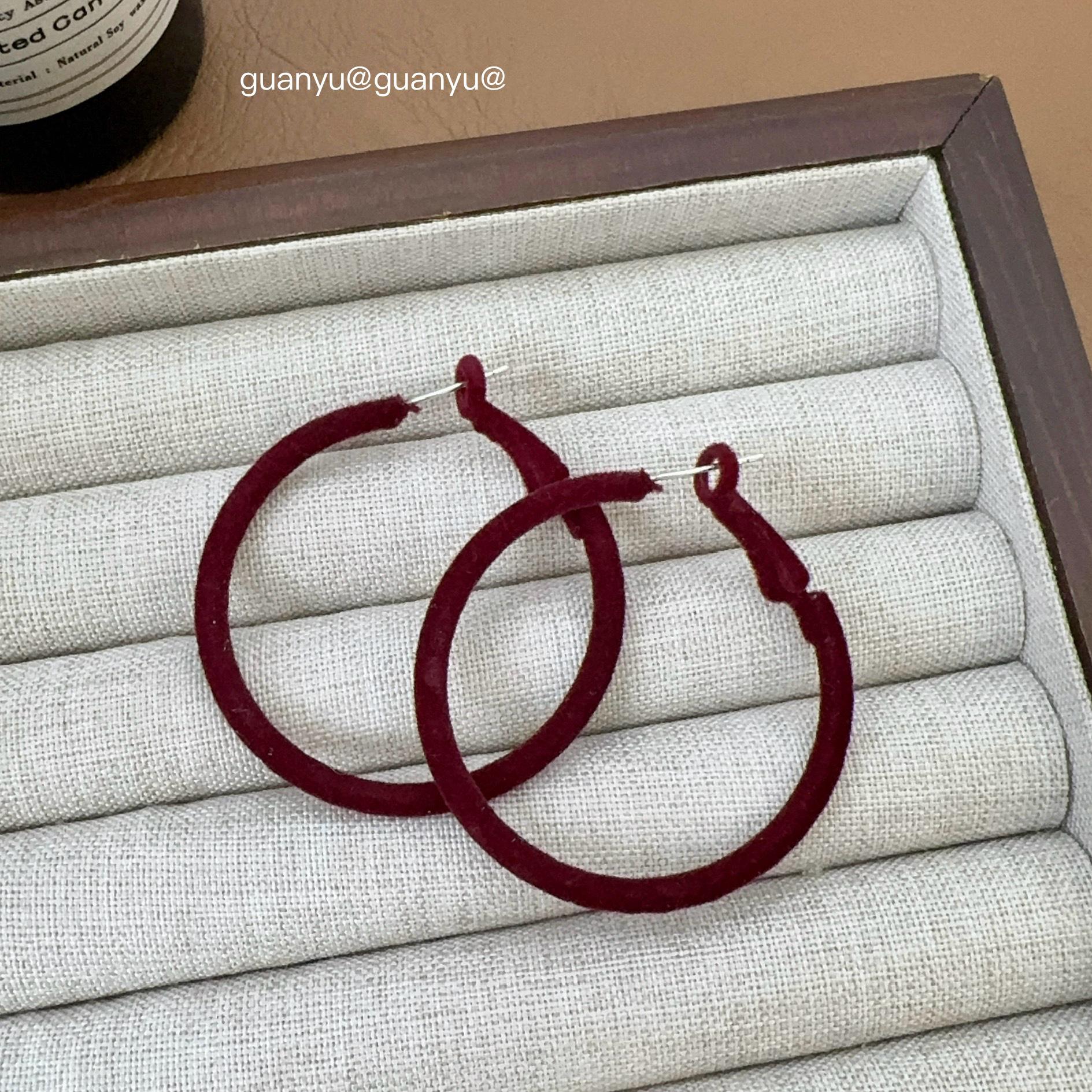 

Шикарные серьги-пусеты с круглым флокированным кулоном: Легкая роскошь, уникальная индивидуальность, универсальность для модных женщин