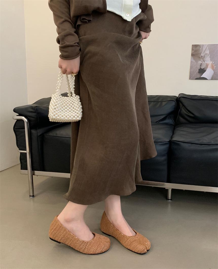 

Korean version design sense niche white split-toed bag head half slippers women s summer outer wear flat bottom hollow woven breathable 39 светло-коричневого