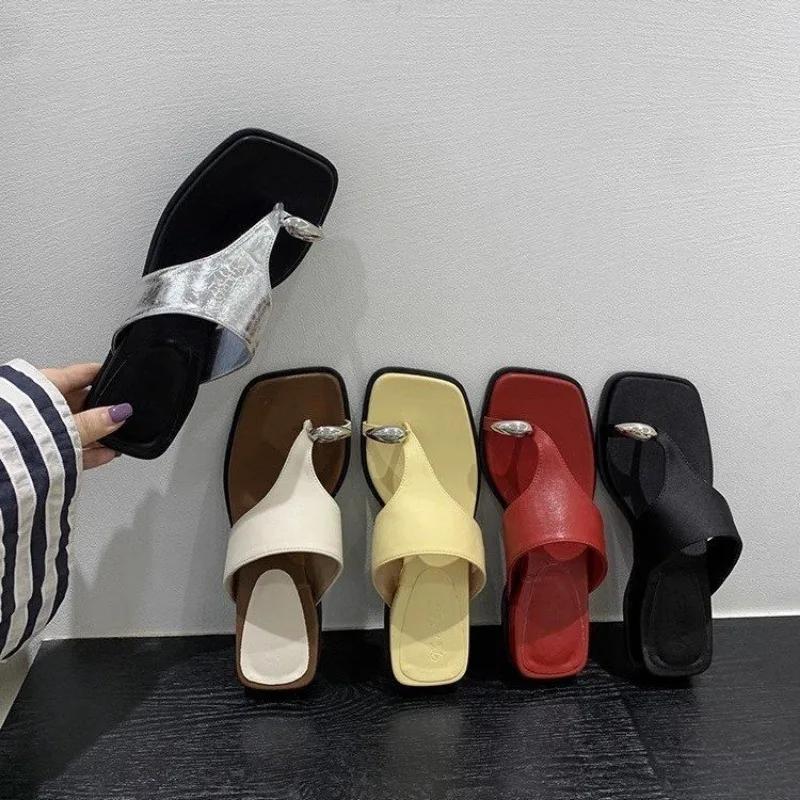 Fashion Women's Flat Sandals Slippers Clip Toes Casual On Beach Shoes 2025 Summer Outside Women's Wedge Metal Decorative Slippers