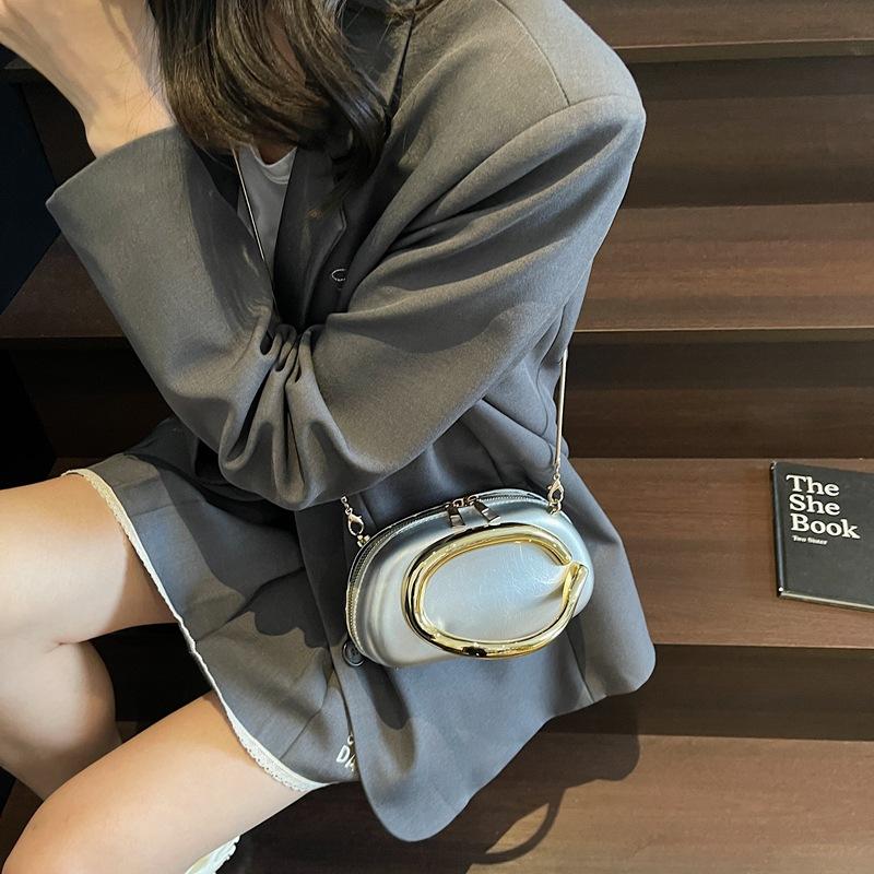 Retro metal chain bag 2026 new fashion pressed shell patent leather shoulder bag simple temperament women's messenger bag