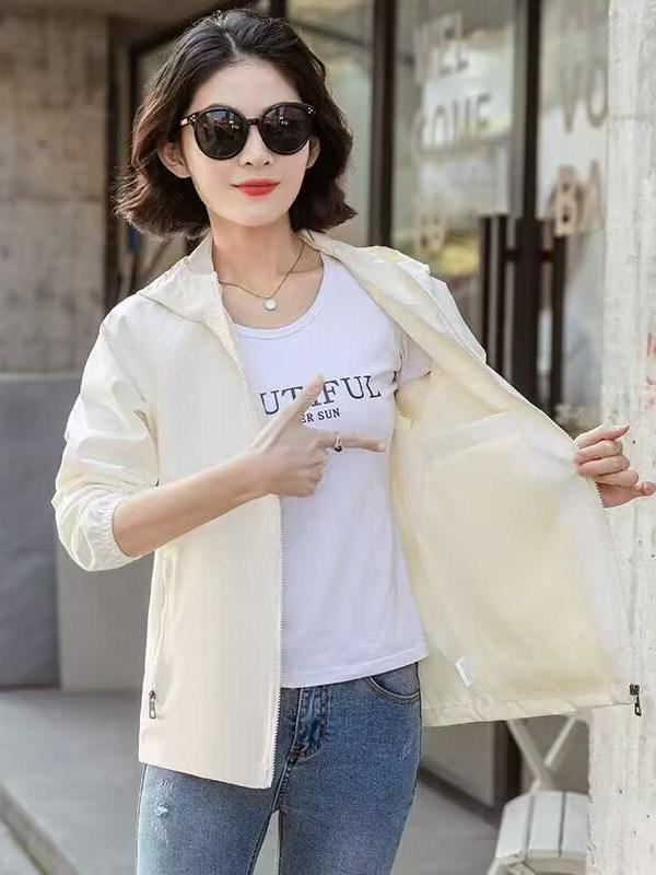 Women's Korean-Style Hooded Windbreaker - Casual, Loose-Fit, Windproof Jacket for Spring & Autumn.