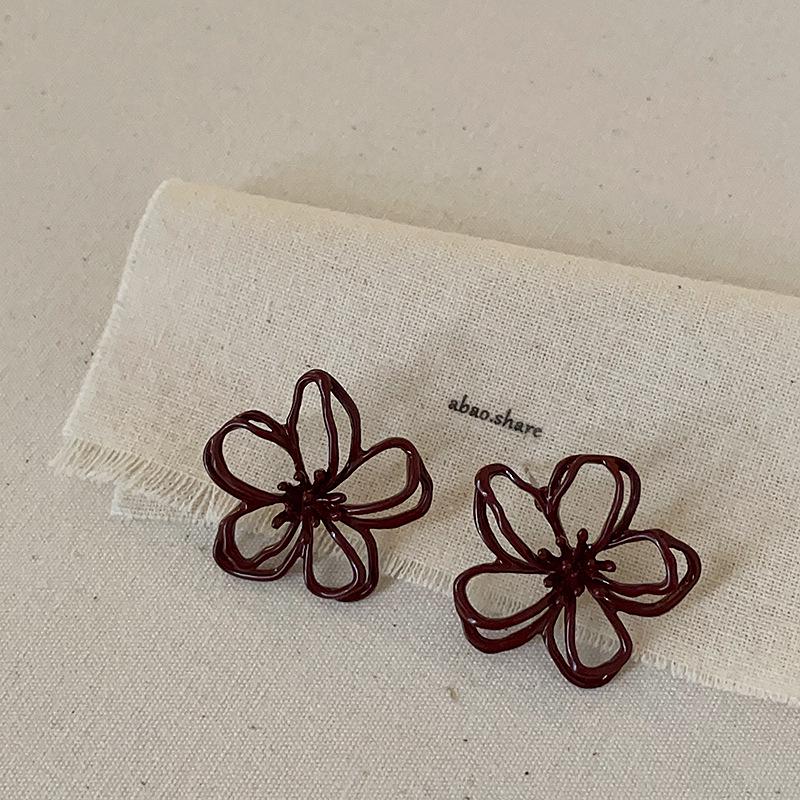 Elegant Retro Ancola Red Openwork Flower Stud Earrings