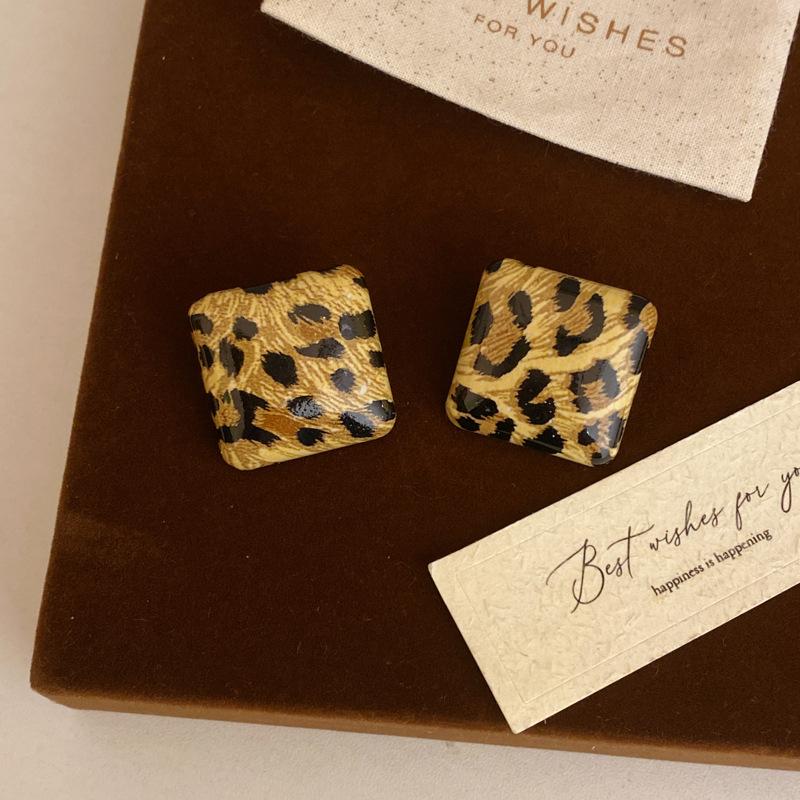 Maillard Geometric Butterfly Coffee Earrings For Women  Vintage Studs Personality Drop Earrings Luxury Designer Jewelry