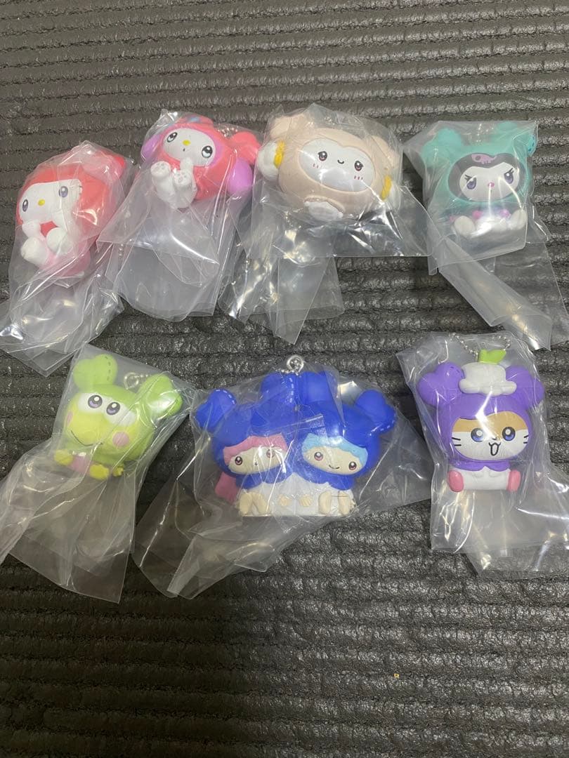 

[Б/У] TWICE LOVELYS x Sanrio талисман-подвеска
