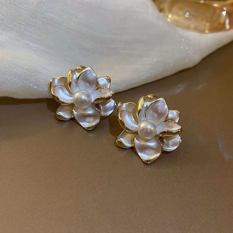 Retro light luxury pearl flower fashion earrings femininity high sense atmosphere stud earrings versatile personality earrings