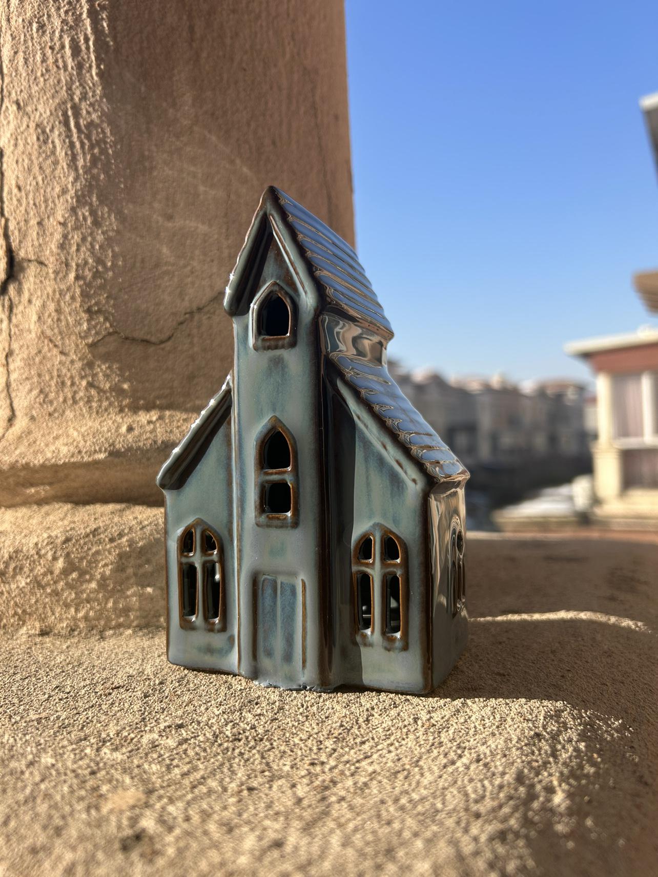 

Ceramic House Night Light: Nordic-American Design for Fish Tanks, Pet Landscaping, and Courtyard Decor with Small Flaws