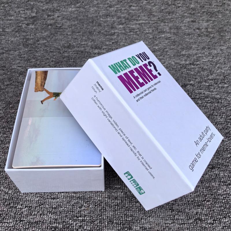 Englische Version des „What Do You Meme“-Kartenspiels, Party-Brettspiels, interaktiver Karte