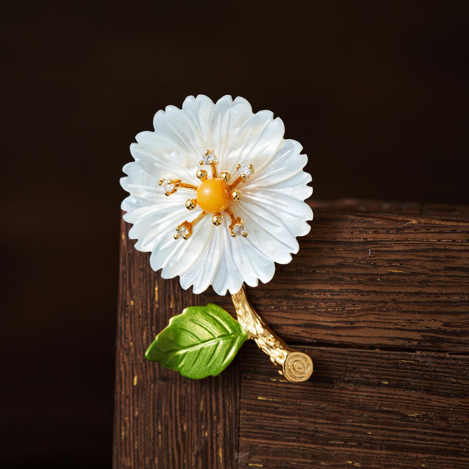 

Янтарная брошь с перламутром в виде хризантемы - Элегантный женский ювелирный аксессуар