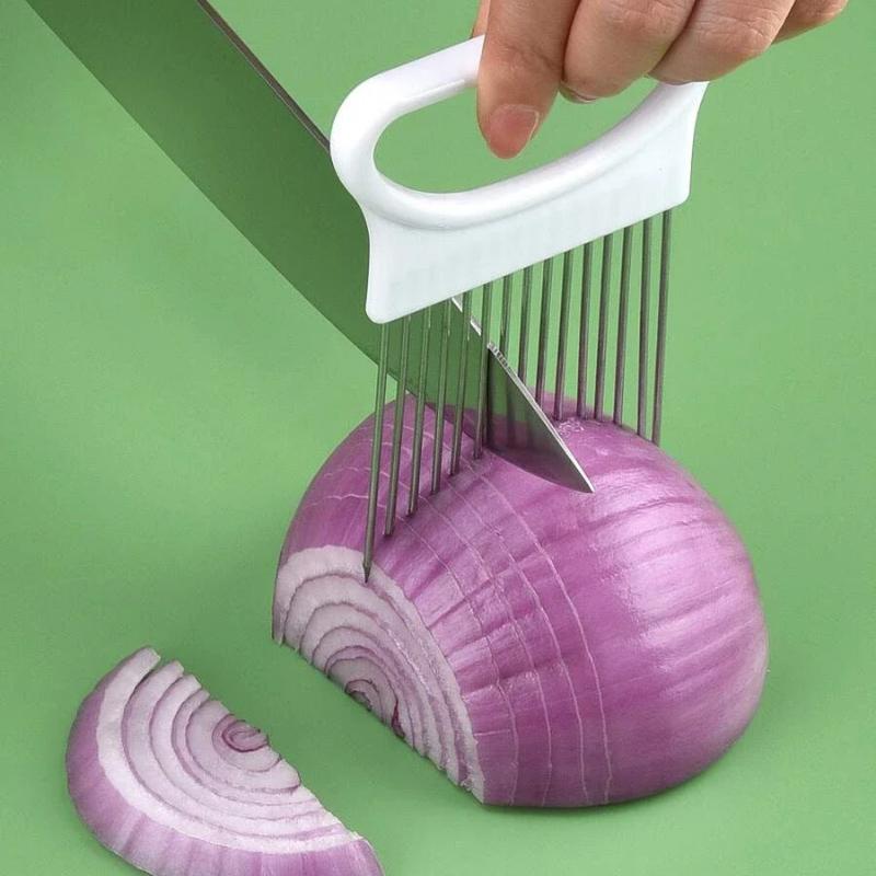 Cibulová jehla na krájení cibule na cibulové kroužky, tenderizér, vidlička s jehlami na změkčování masa, ruční kráječ na ovoce a zeleninu, kuchyňský nástroj.