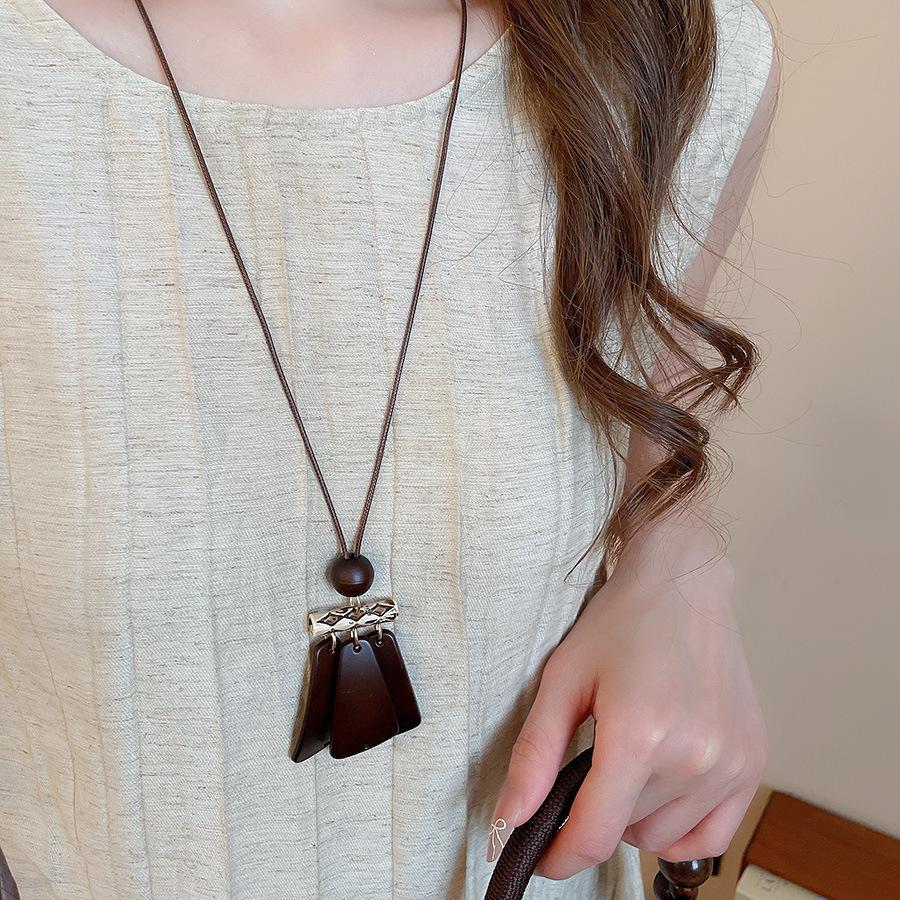 Wood chips irregular round square pendant necklace retro ethnic style collarbone chain design sense sweater chain women