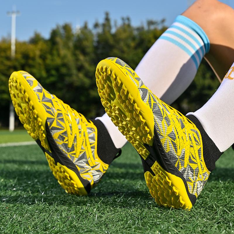 Men Soccer Shoes Kids Football Boots Women Professional Soccer Cleats Antiskid Chaussure Football TF/FG Outdoor Football Shoes