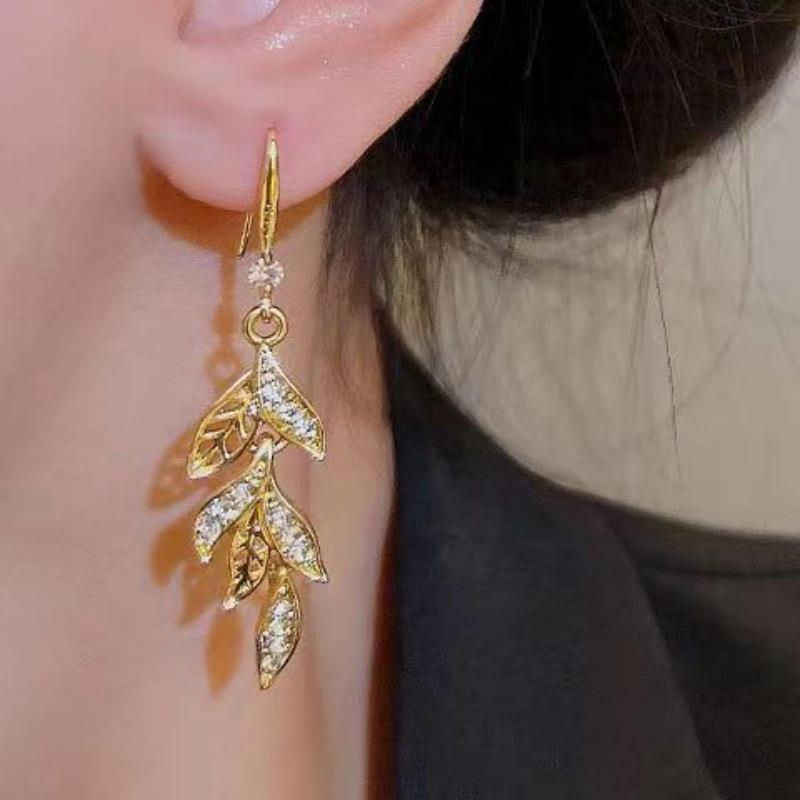 Elegant French Leaf Stud Earrings: Sophisticated, Unique Niche Design for the Stylish Socialite