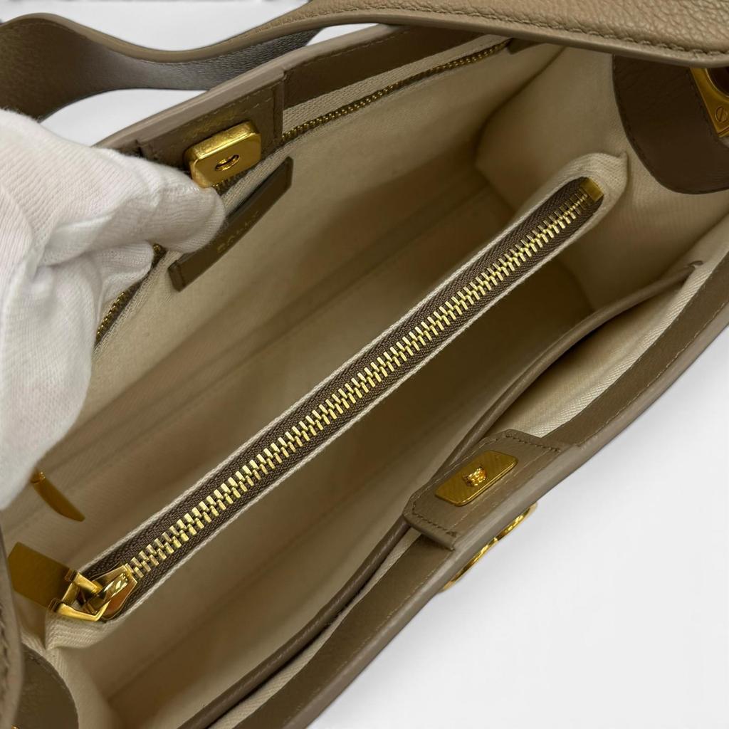 Ausgezeichnete BALLY Umhängetasche TRAPEZE SOFT Gold Metall Leder Leder Gebraucht