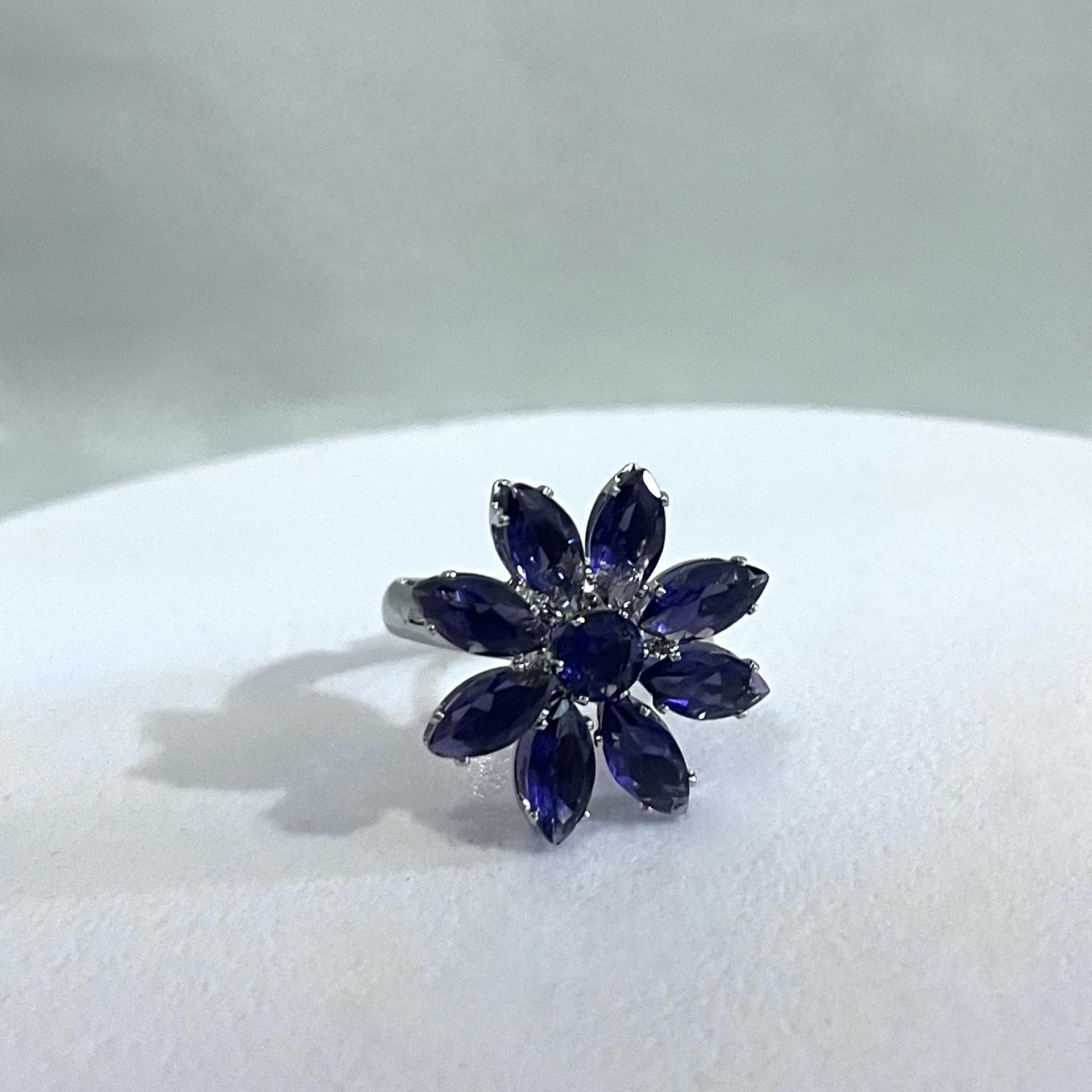Exquisite Sunflower Ring: Luxurious Statement Jewelry for Women