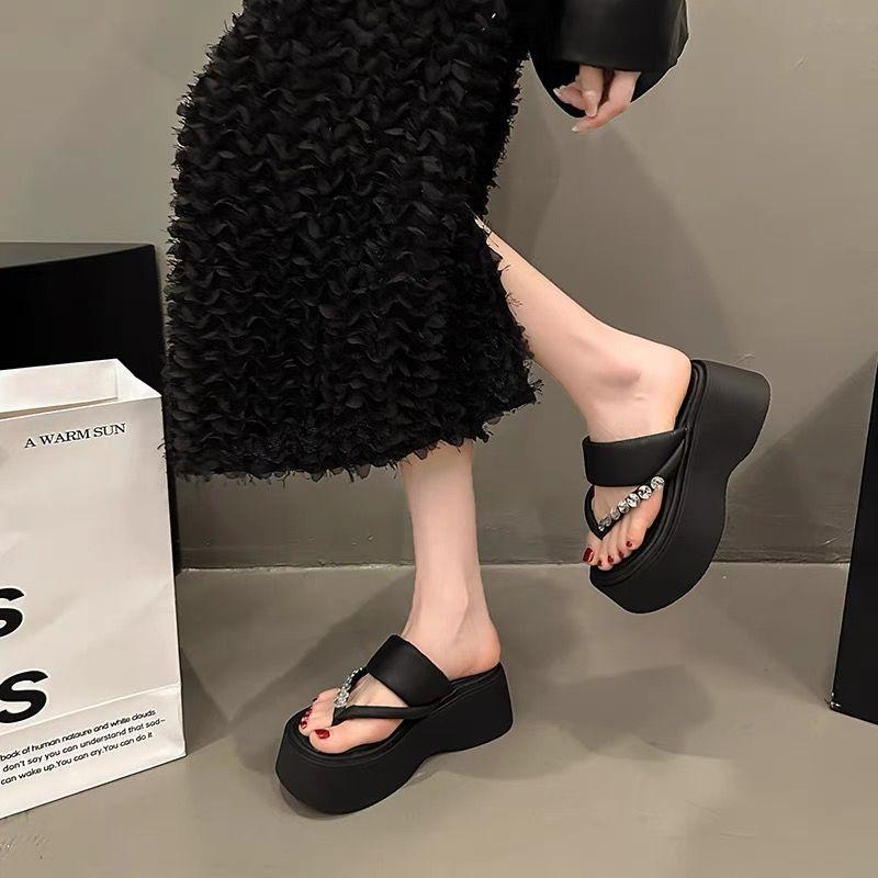 2025 new fashion thick-soled slippers women's summer wear high-end niche lightweight height-increasing casual cool slippers