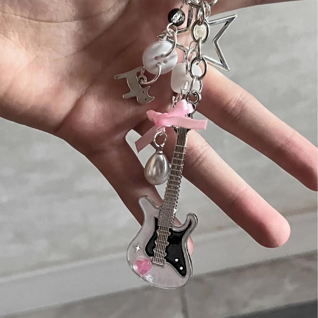 Portachiavi con Ciondolo Gatto e Chitarra Stile Y2K Vintage, con Perline in Lega, Artigianato Unico Fatto a Mano per Amanti degli Accessori Musica Indie