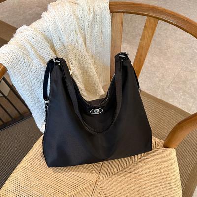 Kadınlar İçin Sonbaharda Yeni Zincirli Büyük Kapasiteli Tek Omuz Askılı Çapraz Askılı Çanta El Çantası Kadınlar İçin Günlük ve Moda Parlak Ekmek Çantası