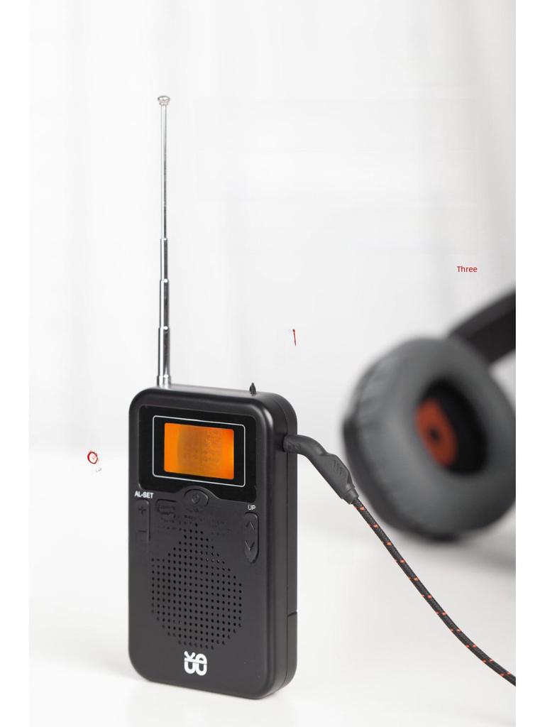 Radio stereo tascabile FM/AM con orologio W-206: Design quadrato portatile ed elegante