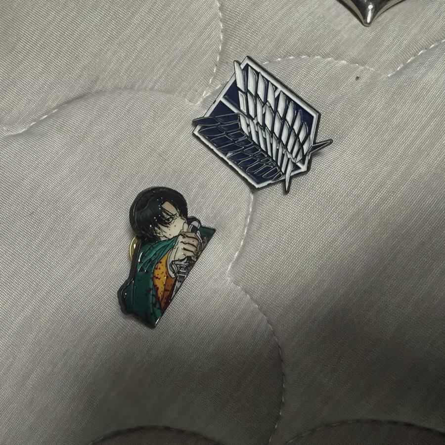 

Attack On Titan Three-dimensional Levi & Free Wings Pinbed Paper