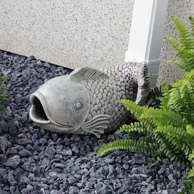 Elegante künstliche Fischstatue mit funktionierender Entwässerung, Fischform, Harz-Rinne für Terrassen und Gartendekoration