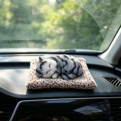 Schlafende Katze Plüschtier mit Bambuskohlebeutel Weiches Kunstfell Luftreiniger Auto Dekoration Realistisches Stofftier für Zuhause Büro Angstlinderung Geschenk