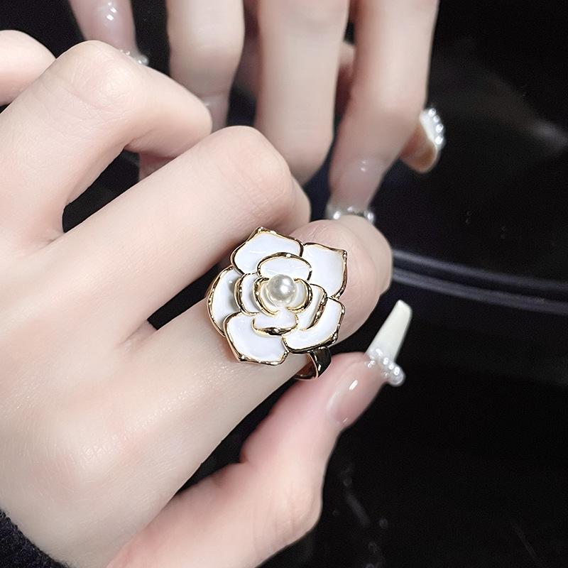Кольцо Черная Камелия Высокий Стиль Легкая Роскошь Французский Маленький Ароматный Стиль Цветок Нежный Нишевый Жемчуг Регулируемое Кольцо Adjustable opening