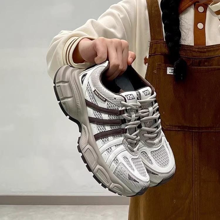 Populární platformové dad shoes dámské 2025 jarní nové všestranné zvýšení výšky malé lehké prodyšné ležérní sportovní boty
