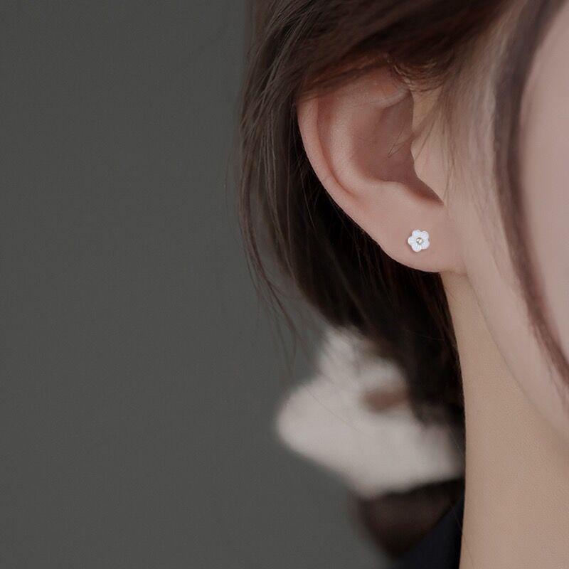 Small White Flower Stud Earrings for Women - Elegant and Versatile Floral Jewelry