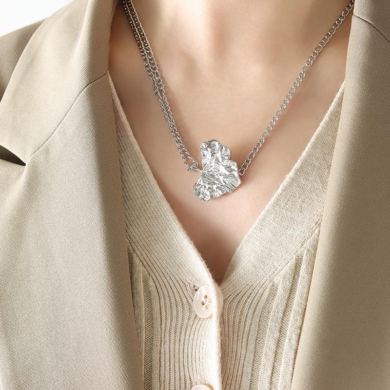 Trendy Clavicle Chain: Light Luxury Peach Heart Leaf Metal Necklace