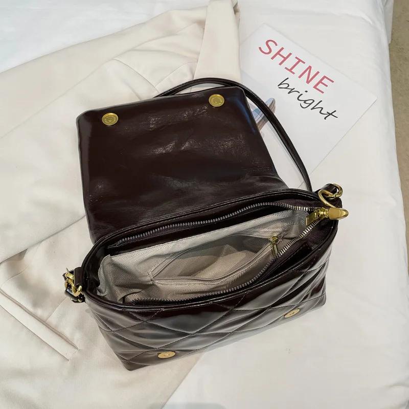 Podzimní a zimní luxusní jednobarevná řetízková kabelka pod paži přes rameno, moderní dámská crossbody kabelka. Stylový, elegantní prémiový.