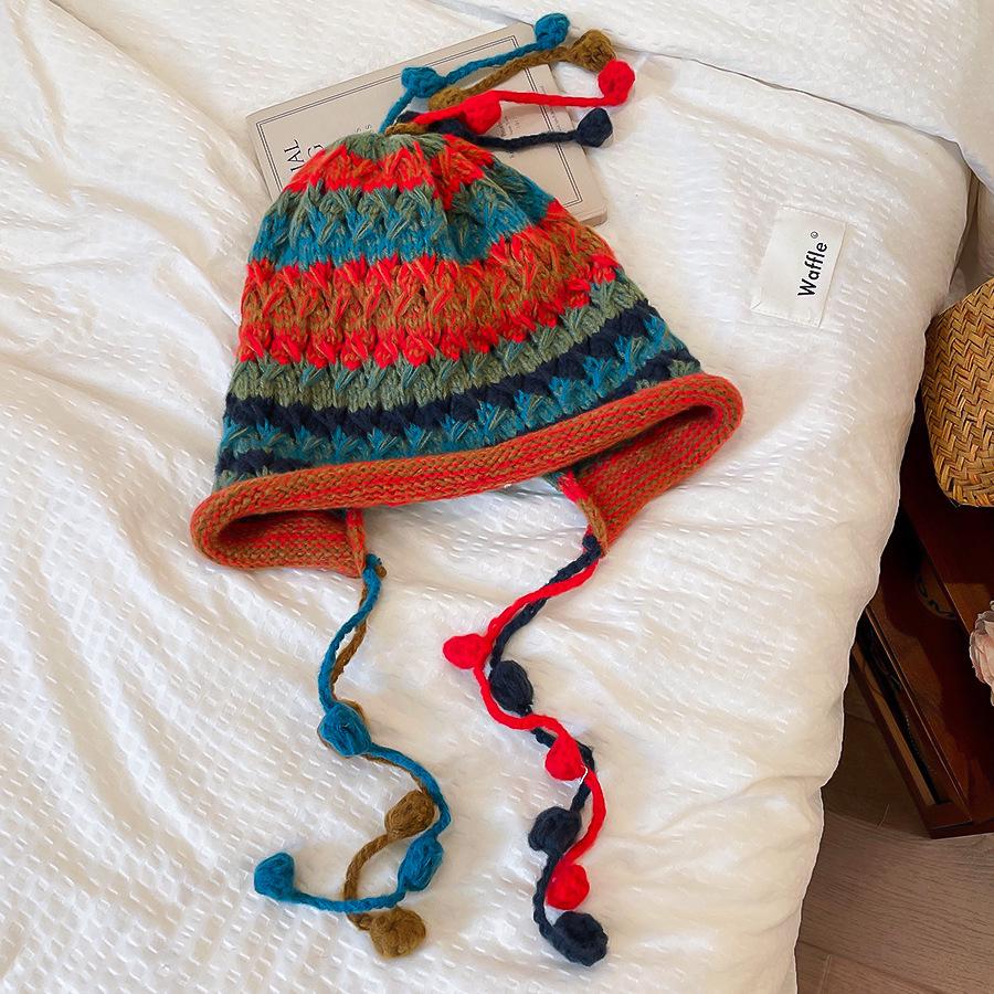 Retro Knitted Pom Pom Tassel Hat for Women – Fashionable and Versatile Headwear Accessory