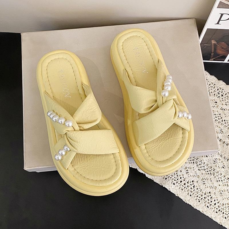 New Chinese style slippers women's summer outer wear pearl niche design sense 2025 new thick-bottomed French explosive sandals