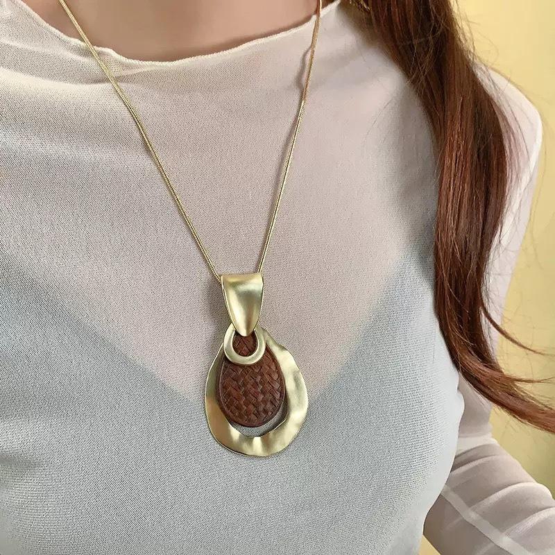 

Fashion Casual Hollow Wooden Chip Pendant Necklaces for Women Ladies Matte Finish Waterdrip Shaped Metal Necklaces Jewelry Gifts