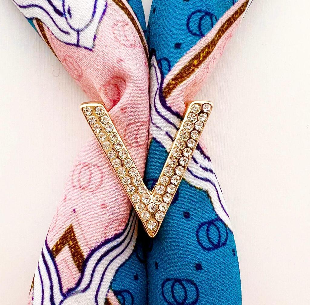 Seidenschal-Schnalle im koreanischen Stil in V-Form: Elegantes und minimalistisches Schal-Accessoire