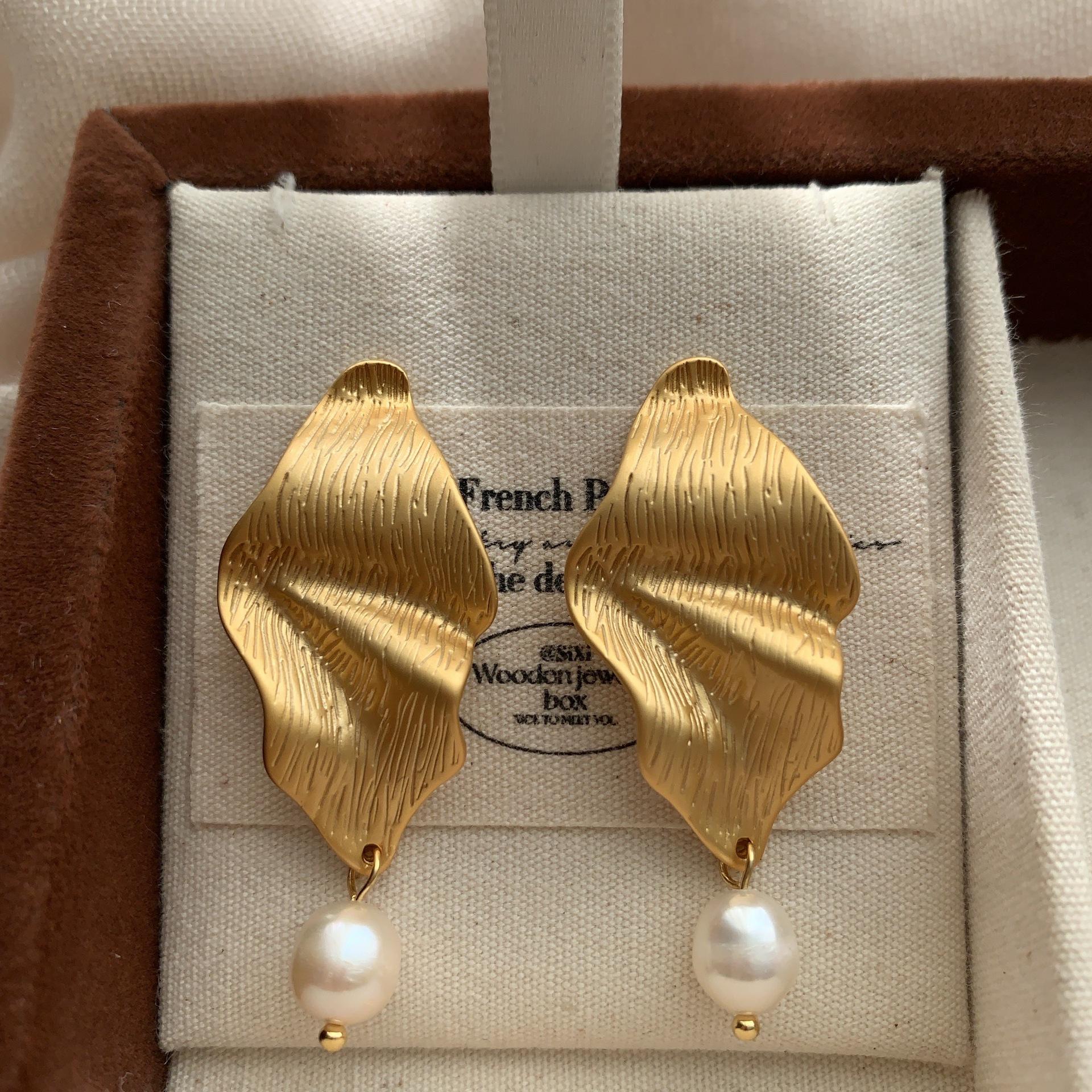 Трехмерные неровные плиссированные листья жемчужные серьги-подвески художественный дизайн чувство легкой роскоши модные нишевые уникальные серьги