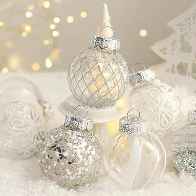 Bemalte silberne und weiße Weihnachtskugeln: Elegante Baumornamente