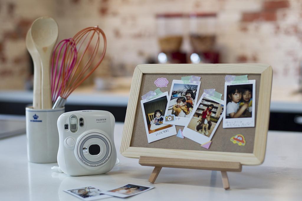 FUJIFILM Instant Camera Instax Mini 25 White INS MINI 25 WT N