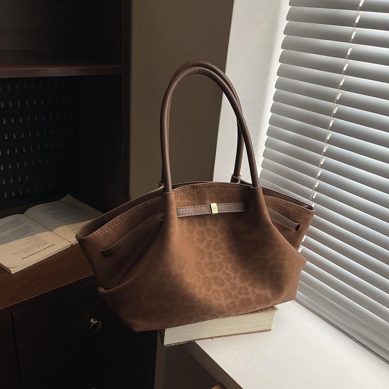 

Large-capacity bag women s autumn and winter new retro niche shoulder underarm bag pleated commuter tote bag коричневый