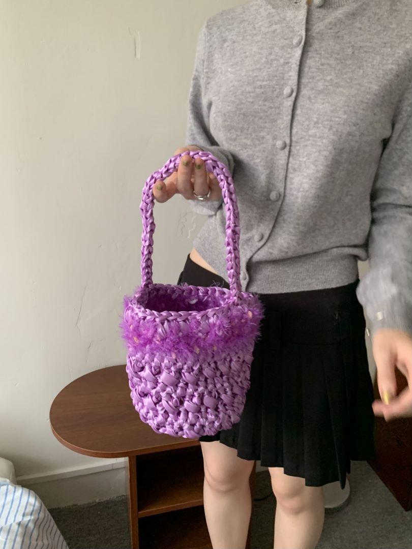 

2024 autumn and winter new niche design bucket bag with down fur hemming large-capacity bucket woven bag фіолетовий