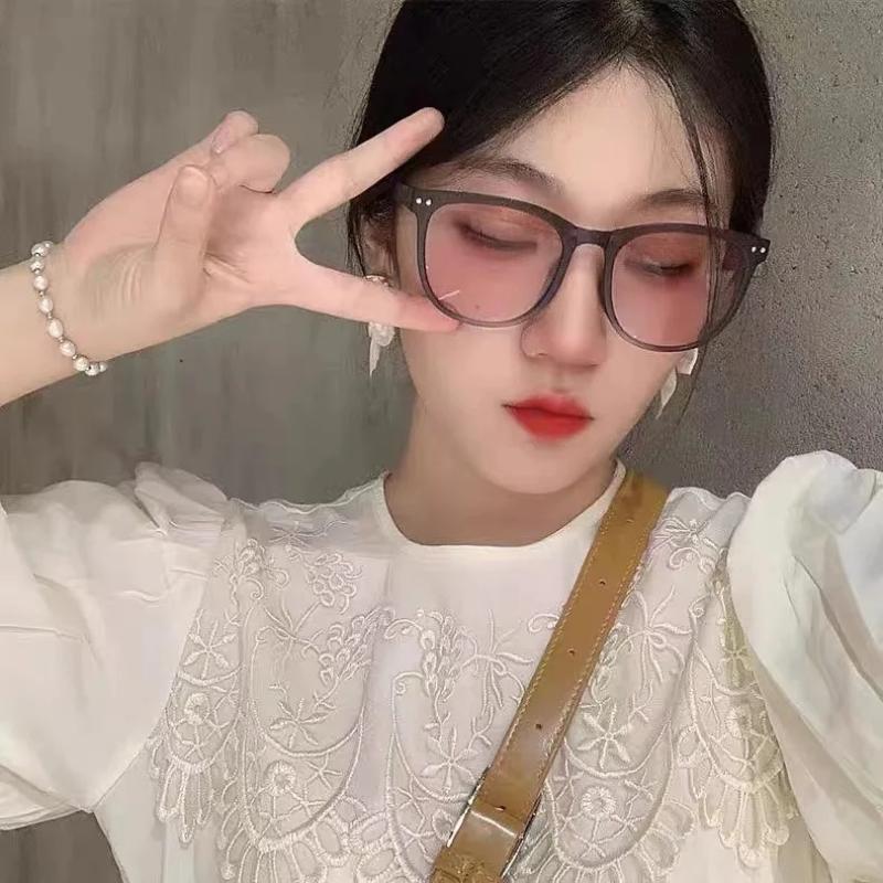 Foldable Design Sunglasses with Storage Bag for Women Men Fashion Classic Sun Eyeglasses Portable Outdoor Use Driving Summer Sunglasses Accessory UV40